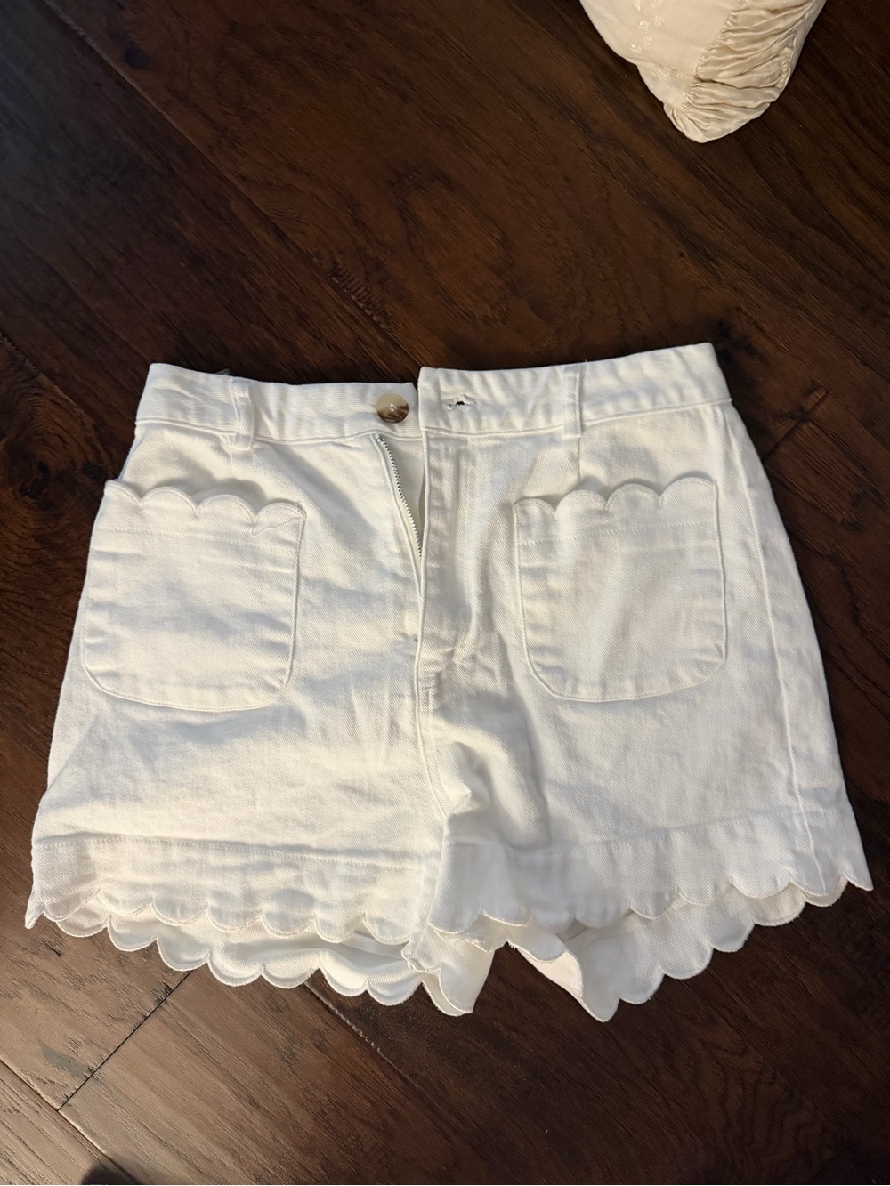 entro White High-Waist Scallop Edge Women's Shorts